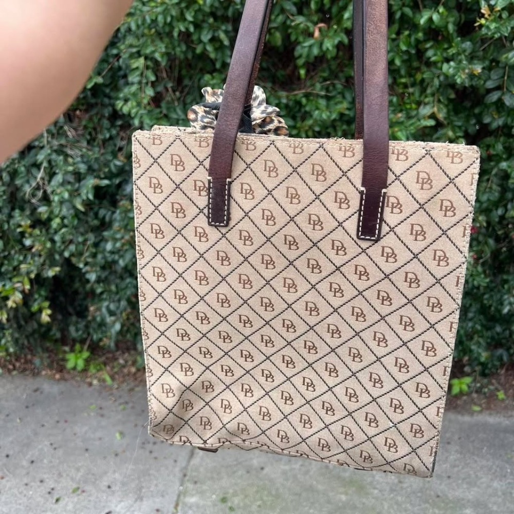 Y2K Dooney & Bourke DB Signature Canvas Tote Bag - Classic Neutral 2000s ❤︎ - Picture 3 of 5